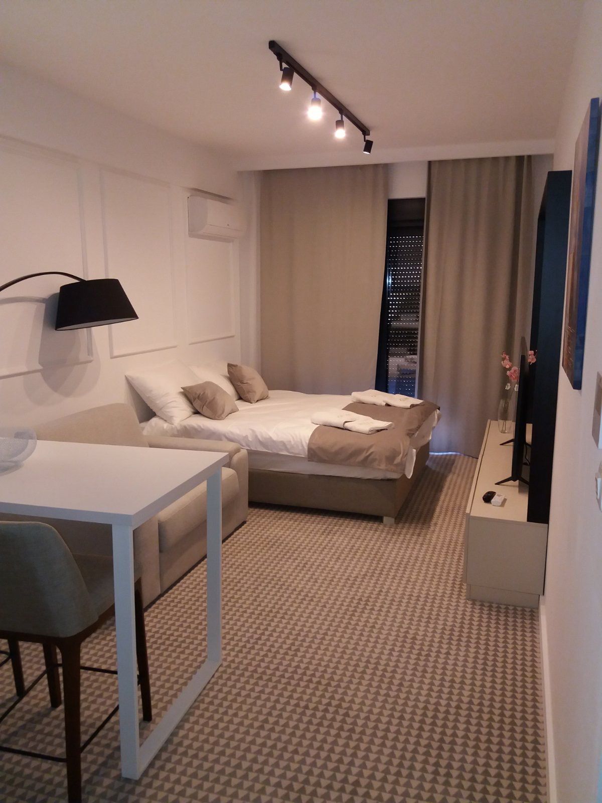 Garsonjera u kondo hotelu – Centar Budve S285BD
